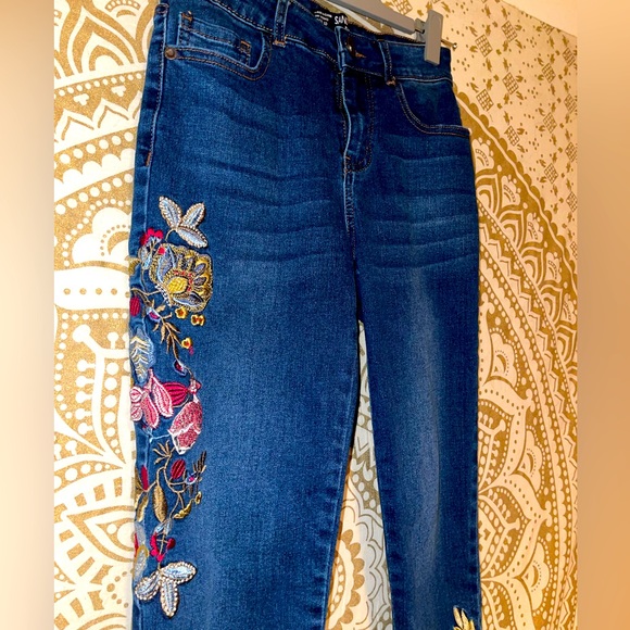 LADIES “SANDPIPER” BEAUTIFUL DARK WASH PAIR OF JEANS, FLORAL APPLIQUÉS, SIZE 4P - Picture 2 of 5
